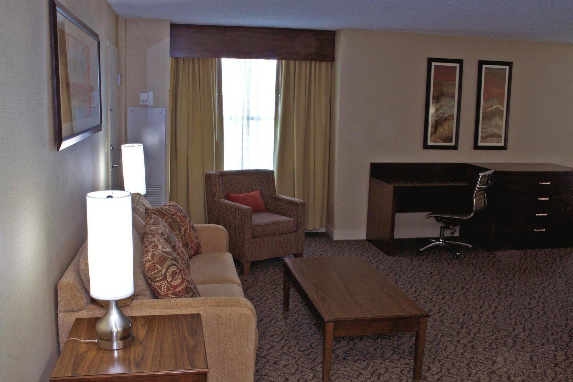 Hotel Doubletree By Hilton Norfolk Airport Exterior foto